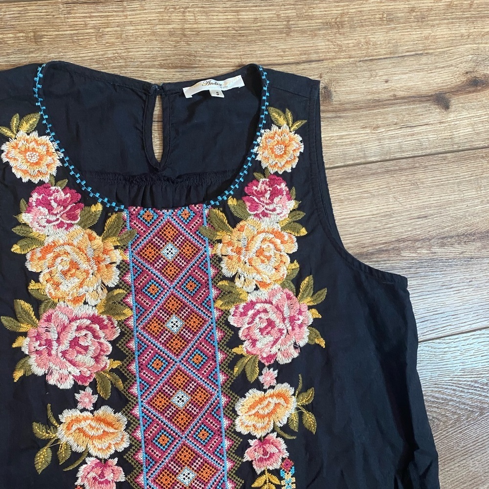 Andree black sleeveless linen blend top with Mexican Oaxacan embroidery - Picture 5 of 8